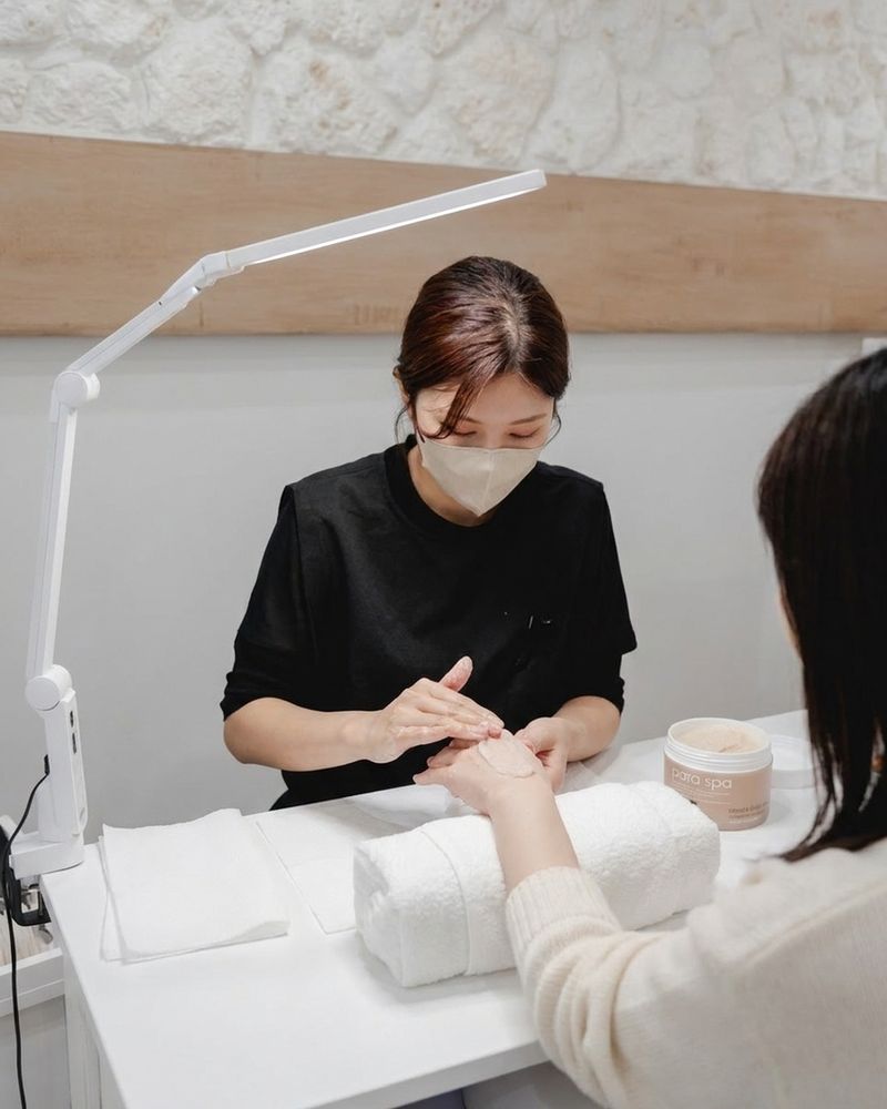 para spa のスクラブを手の甲になじませている