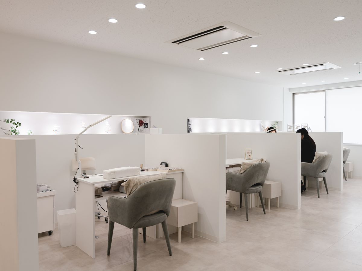 窓から光が入る、白を基調にしたDityca nailの店内
