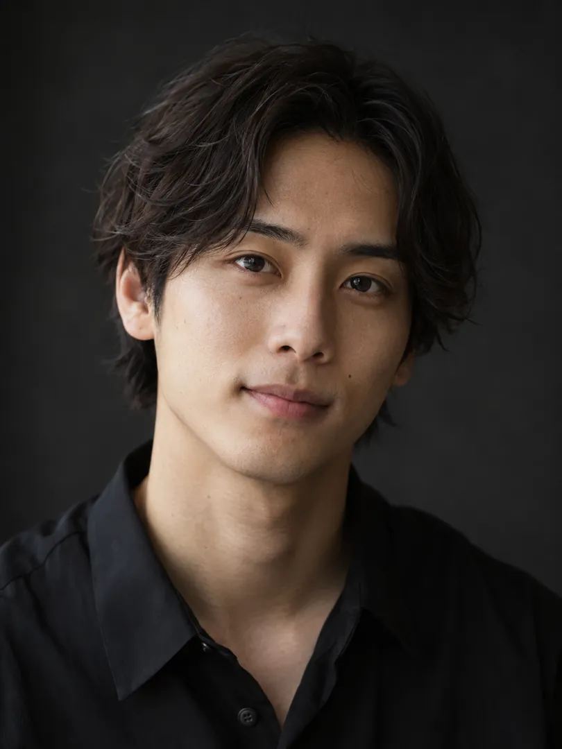 黒シャツの20代男性のイメージ