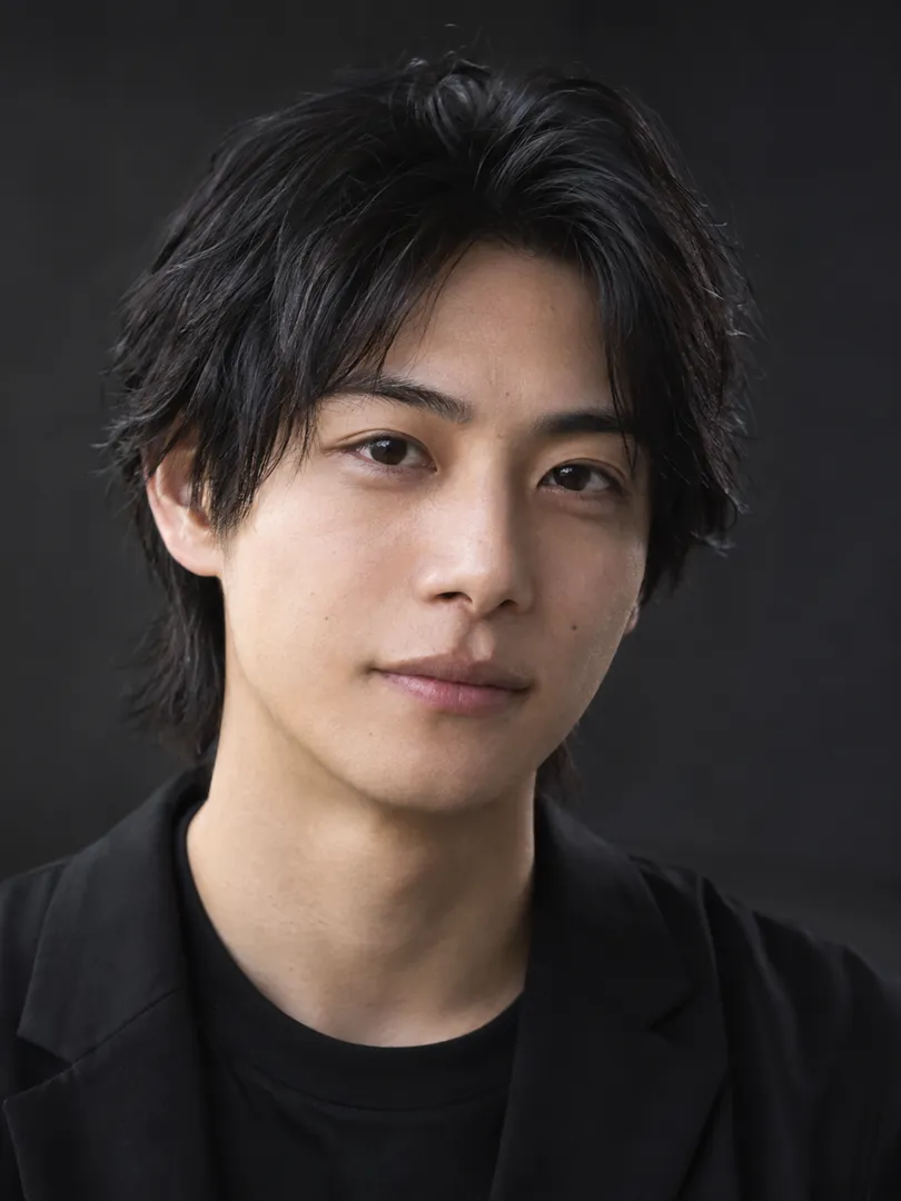 黒いセットアップの20代男性のイメージ