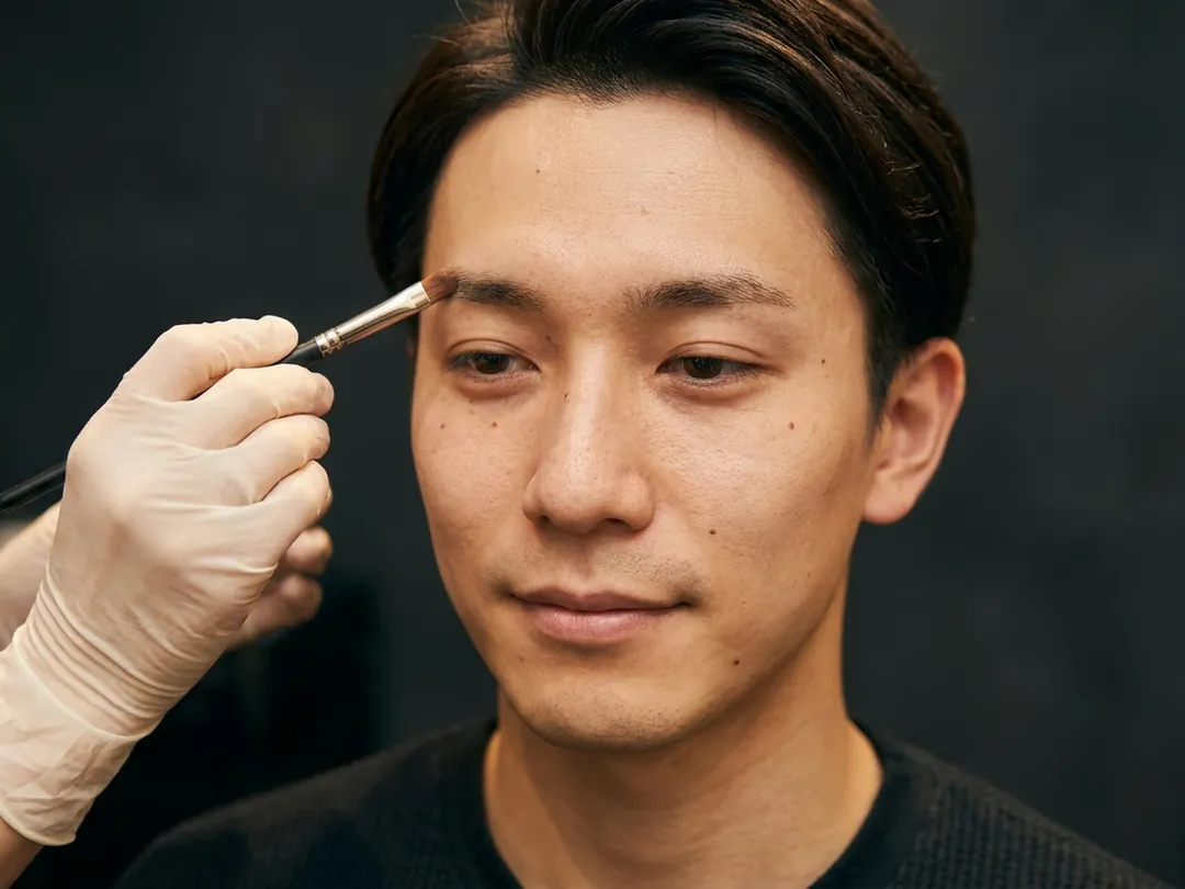 ブラシで眉を仕上げる施術イメージ