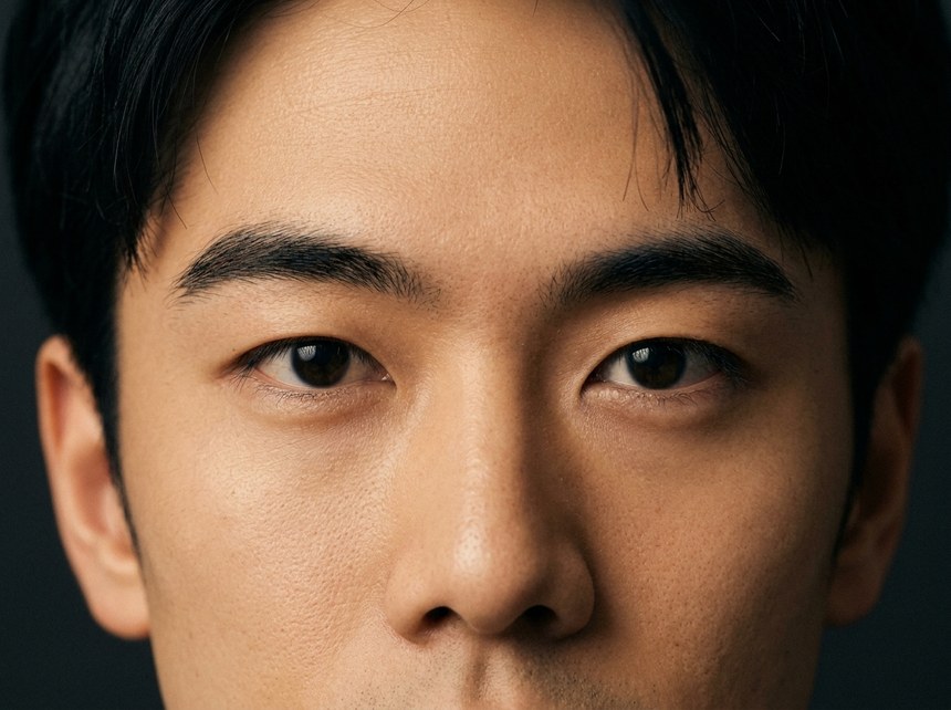 直線的に整えた、平行(ストレート)眉の男性