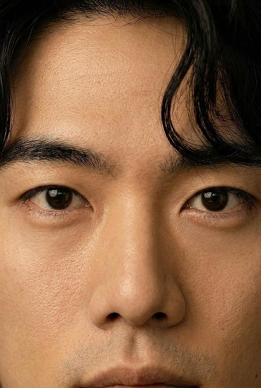 眉を整えた男性