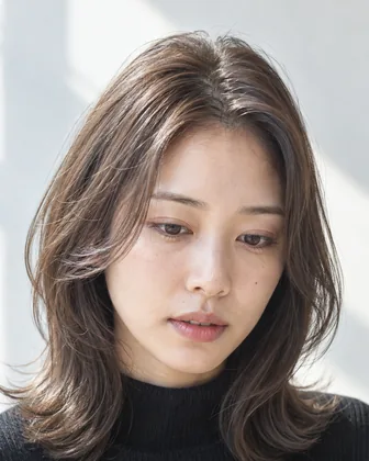 光が透けるくすみベージュブラウンの髪のイメージ