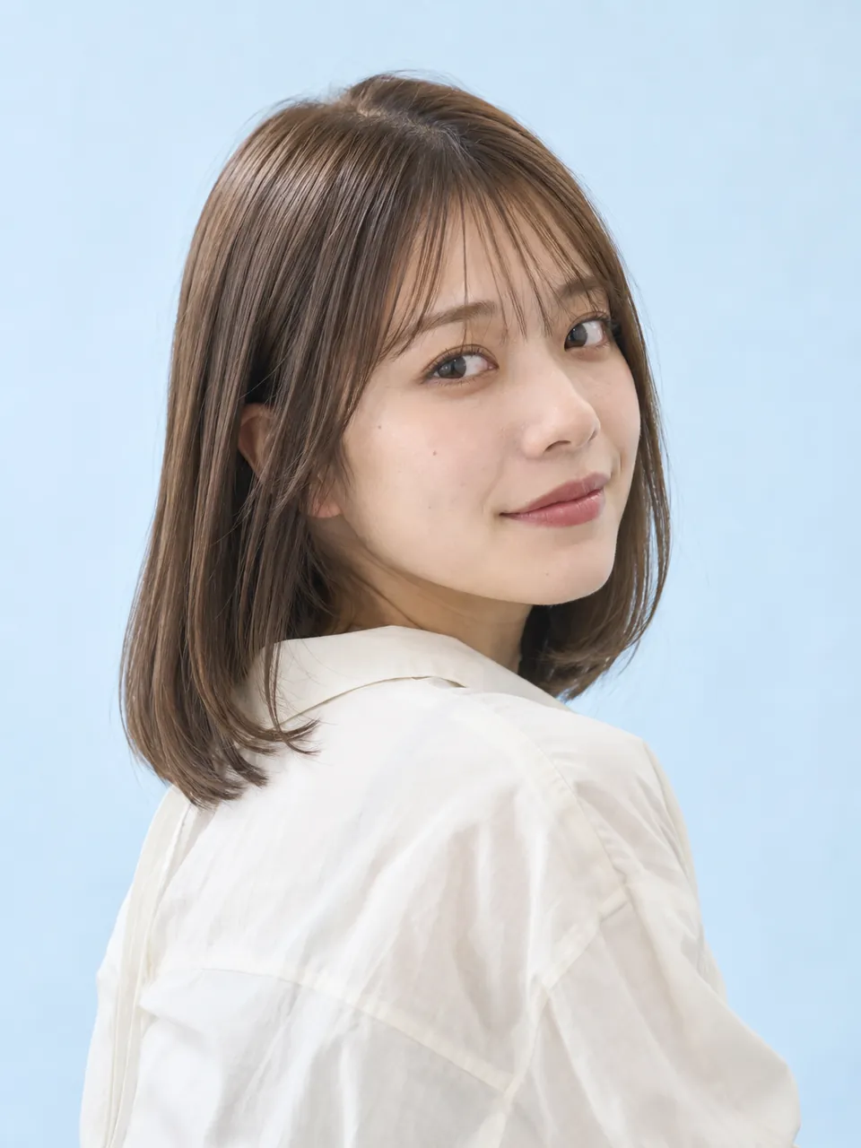 シースルーバングのロブの女性のイメージ