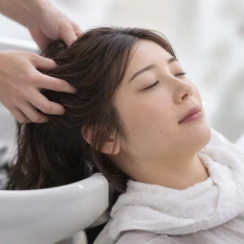 シャンプー台で目を閉じてくつろぐ様子