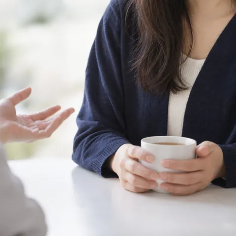 テーブルをはさんで話を聞く相談の様子