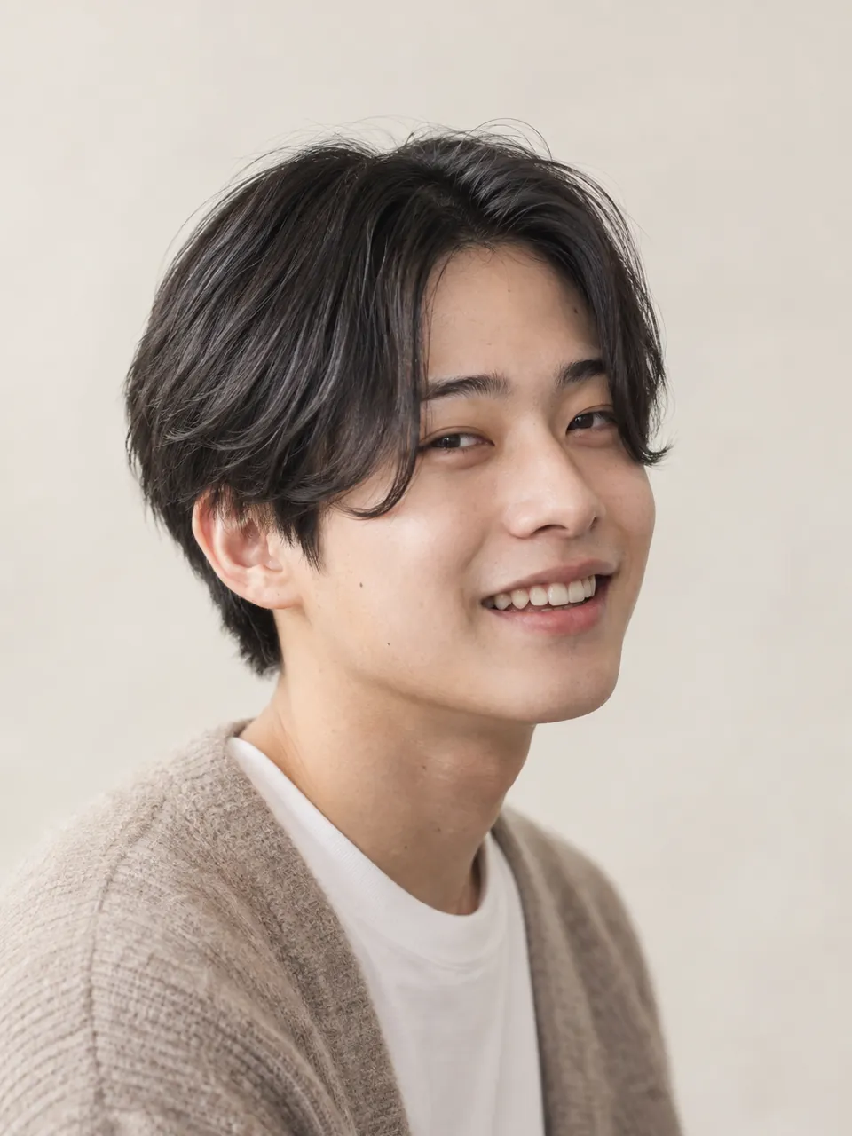 コンマヘアの男性を斜めから