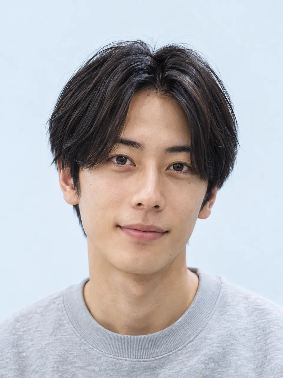 面長の男性のセンターパート