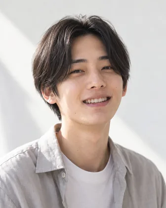 センターパートに仕上げた男性