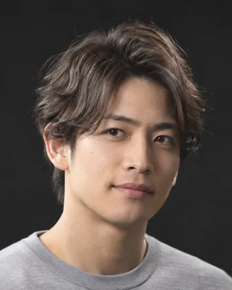 つやのあるゆるいウェーブパーマに仕上げた男性のイメージ